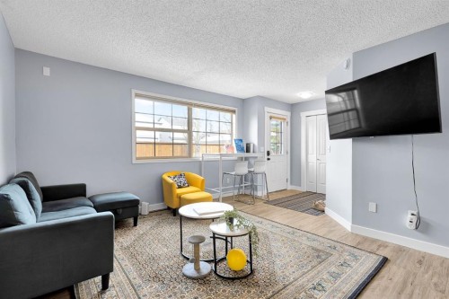 102-31 Everridge Square Sw, Calgary, AB - Indoor Photo Showing Living Room