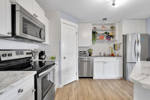 102-31 Everridge Square Sw, Calgary, AB - Indoor Photo Showing Kitchen With Stainless Steel Kitchen With Double Sink With Upgraded Kitchen