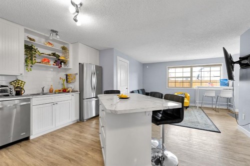 102-31 Everridge Square Sw, Calgary, AB - Indoor Photo Showing Kitchen With Stainless Steel Kitchen With Double Sink With Upgraded Kitchen