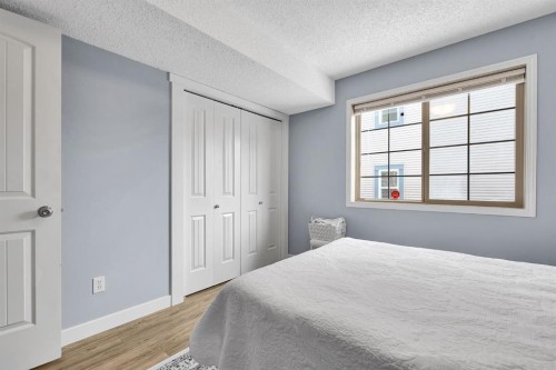 102-31 Everridge Square Sw, Calgary, AB - Indoor Photo Showing Bedroom