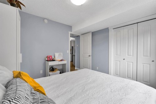 102-31 Everridge Square Sw, Calgary, AB - Indoor Photo Showing Bedroom