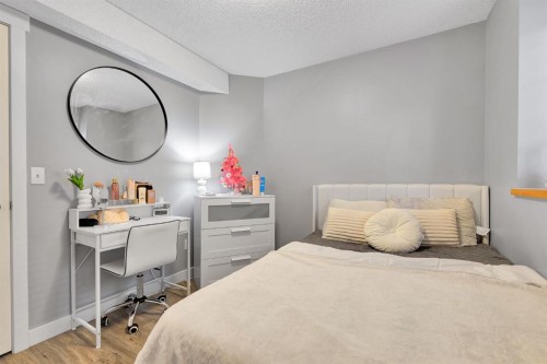 102-31 Everridge Square Sw, Calgary, AB - Indoor Photo Showing Bedroom