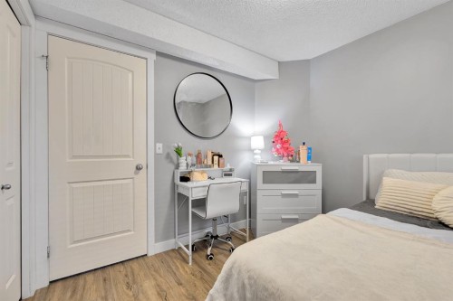 102-31 Everridge Square Sw, Calgary, AB - Indoor Photo Showing Bedroom