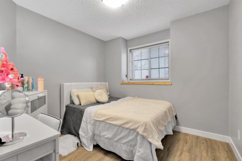 102-31 Everridge Square Sw, Calgary, AB - Indoor Photo Showing Bedroom