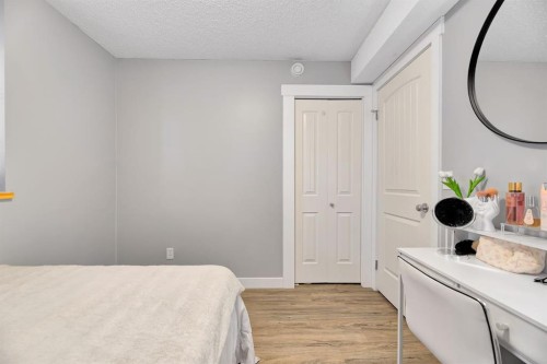 102-31 Everridge Square Sw, Calgary, AB - Indoor Photo Showing Bedroom