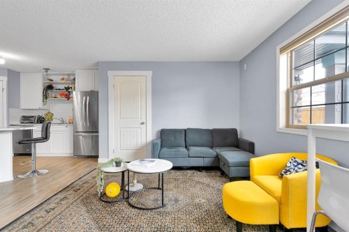 102-31 Everridge Square Sw, Calgary, AB - Indoor Photo Showing Living Room
