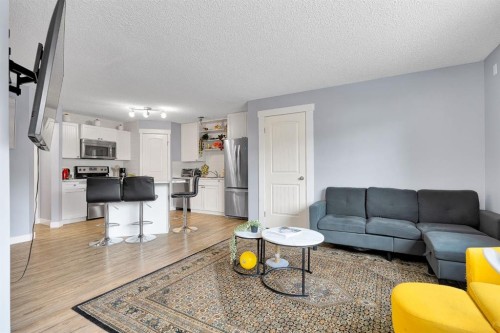 102-31 Everridge Square Sw, Calgary, AB - Indoor Photo Showing Living Room