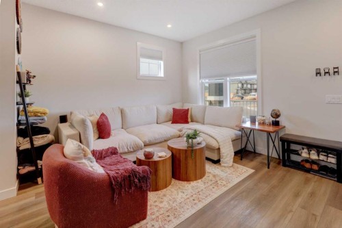 1601 Chinook Gate Drive Sw, Airdrie, AB - Indoor Photo Showing Living Room