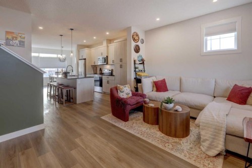 1601 Chinook Gate Drive Sw, Airdrie, AB - Indoor Photo Showing Living Room