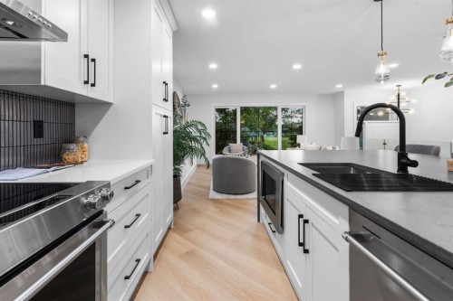 10404 Maplemont Road Se, Calgary, AB - Indoor Photo Showing Kitchen With Upgraded Kitchen