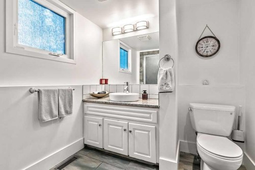 804 Varsity Estates Place Nw, Calgary, AB - Indoor Photo Showing Bathroom