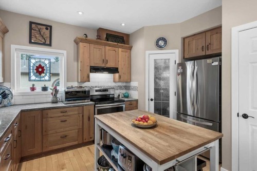 4504 70 Street Nw, Calgary, AB - Indoor Photo Showing Kitchen