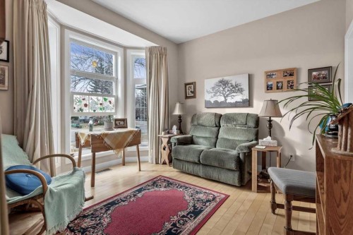 4504 70 Street Nw, Calgary, AB - Indoor Photo Showing Living Room