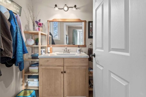 4504 70 Street Nw, Calgary, AB - Indoor Photo Showing Bathroom