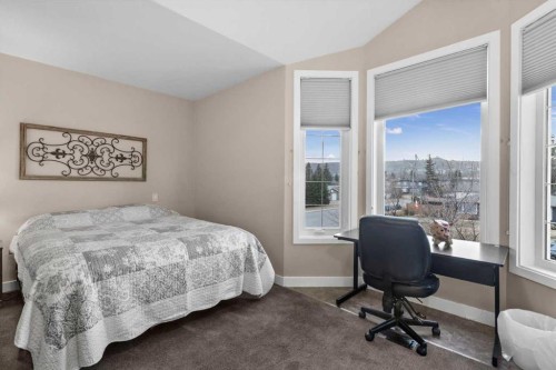 4504 70 Street Nw, Calgary, AB - Indoor Photo Showing Bedroom