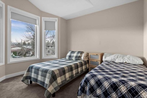 4504 70 Street Nw, Calgary, AB - Indoor Photo Showing Bedroom