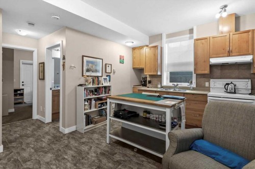 4504 70 Street Nw, Calgary, AB - Indoor Photo Showing Kitchen