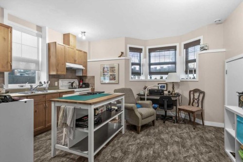 4504 70 Street Nw, Calgary, AB - Indoor Photo Showing Kitchen With Double Sink