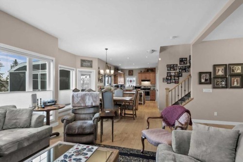 4504 70 Street Nw, Calgary, AB - Indoor Photo Showing Living Room