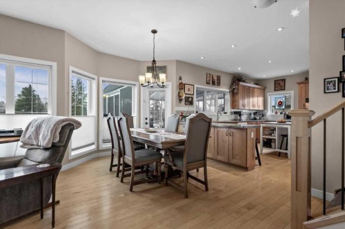 4504 70 Street Nw, Calgary, AB - Indoor Photo Showing Dining Room