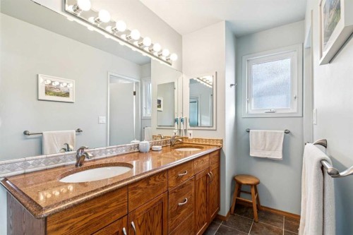212 Oakside Circle Sw, Calgary, AB - Indoor Photo Showing Bathroom