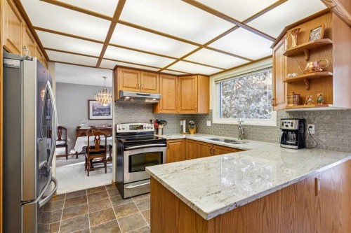 212 Oakside Circle Sw, Calgary, AB - Indoor Photo Showing Kitchen