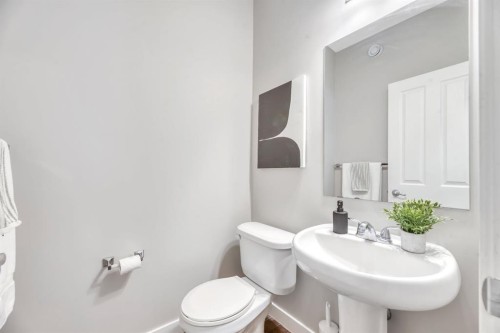 175 Everbrook Drive Sw, Calgary, AB - Indoor Photo Showing Bathroom