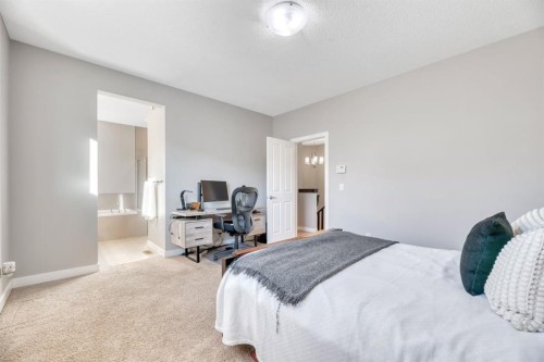 175 Everbrook Drive Sw, Calgary, AB - Indoor Photo Showing Bedroom