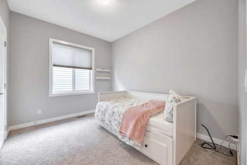 175 Everbrook Drive Sw, Calgary, AB - Indoor Photo Showing Bedroom