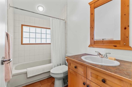 24 Blue Grouse Ridge, Canmore, AB - Indoor Photo Showing Bathroom