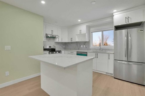 3908 49 Street Ne, Calgary, AB - Indoor Photo Showing Kitchen With Upgraded Kitchen