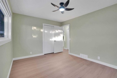 3908 49 Street Ne, Calgary, AB - Indoor Photo Showing Other Room