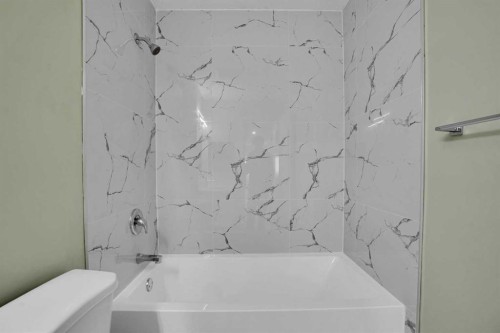 3908 49 Street Ne, Calgary, AB - Indoor Photo Showing Bathroom