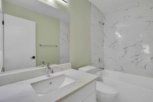3908 49 Street Ne, Calgary, AB - Indoor Photo Showing Bathroom