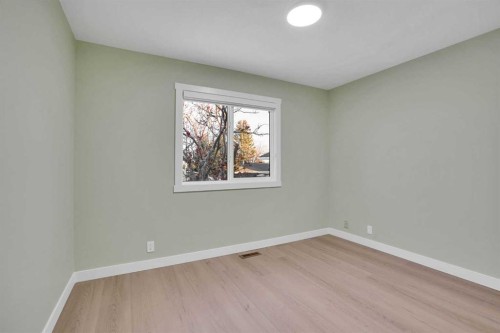 3908 49 Street Ne, Calgary, AB - Indoor Photo Showing Other Room