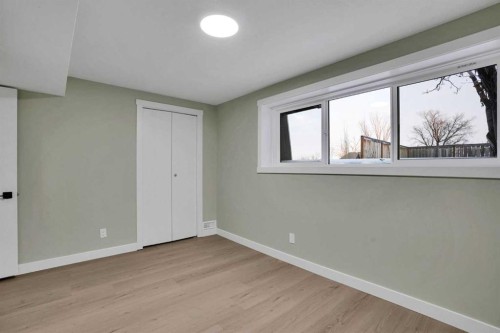 3908 49 Street Ne, Calgary, AB - Indoor Photo Showing Other Room