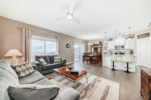 620 Edgefield Street, Strathmore, AB - Indoor Photo Showing Living Room