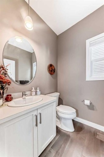 620 Edgefield Street, Strathmore, AB - Indoor Photo Showing Bathroom