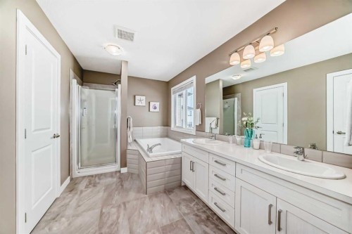 620 Edgefield Street, Strathmore, AB - Indoor Photo Showing Bathroom