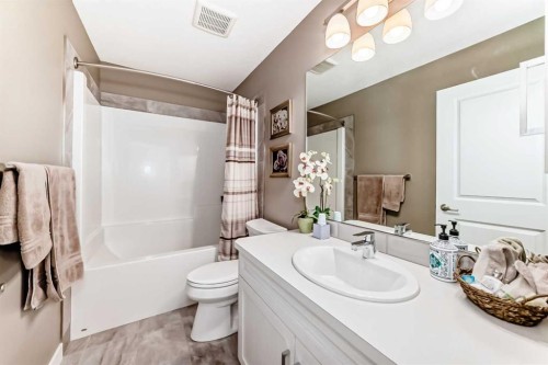 620 Edgefield Street, Strathmore, AB - Indoor Photo Showing Bathroom