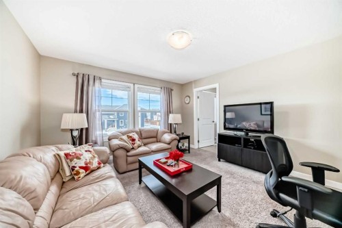 620 Edgefield Street, Strathmore, AB - Indoor Photo Showing Living Room
