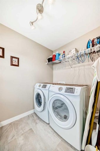 620 Edgefield Street, Strathmore, AB - Indoor Photo Showing Laundry Room