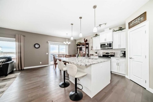 620 Edgefield Street, Strathmore, AB - Indoor Photo Showing Kitchen With Upgraded Kitchen
