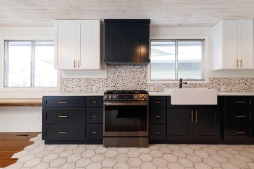 256 Queen Tamara Way Se, Calgary, AB - Indoor Photo Showing Kitchen