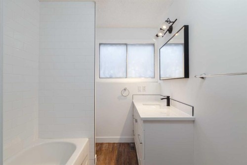 256 Queen Tamara Way Se, Calgary, AB - Indoor Photo Showing Bathroom