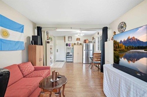 301C-5601 Dalton Drive Nw, Calgary, AB - Indoor Photo Showing Living Room
