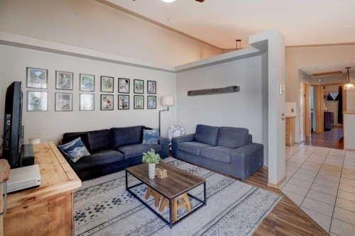 1421 Strathcona Way, Strathmore, AB - Indoor Photo Showing Living Room