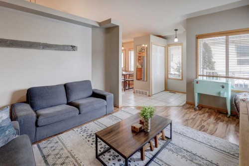 1421 Strathcona Way, Strathmore, AB - Indoor Photo Showing Living Room