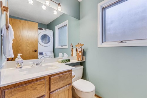 212 Mckerrell Way Se, Calgary, AB - Indoor Photo Showing Bathroom