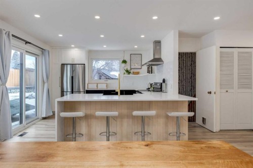 820 Cantrell Place Sw, Calgary, AB - Indoor Photo Showing Kitchen With Upgraded Kitchen